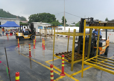 叉車的例行檢查、叉車運行路線是否正確、叉車倒庫不出線/不撞到標桿、指定